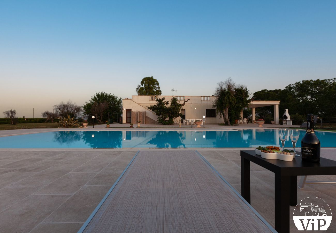 Villa a Carpignano Salentino - Villa piscina giardino wifi carica elettrica m900