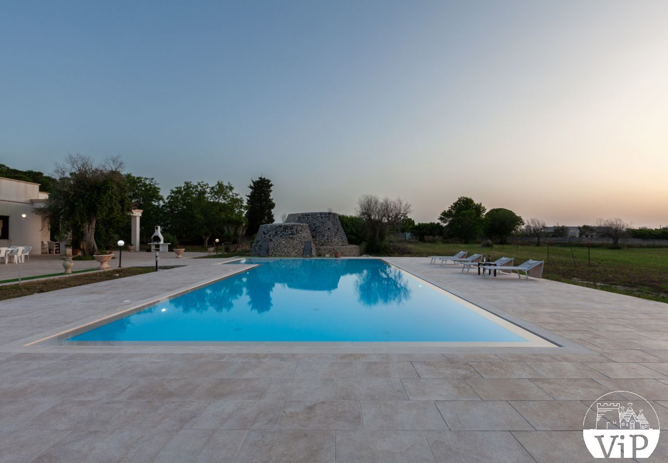 Villa a Carpignano Salentino - Villa piscina giardino wifi carica elettrica m900