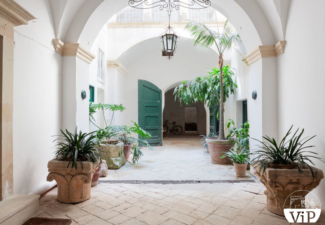 Villa a Corigliano d´Otranto - Palazzo storico con piscina nel borgo antico m600