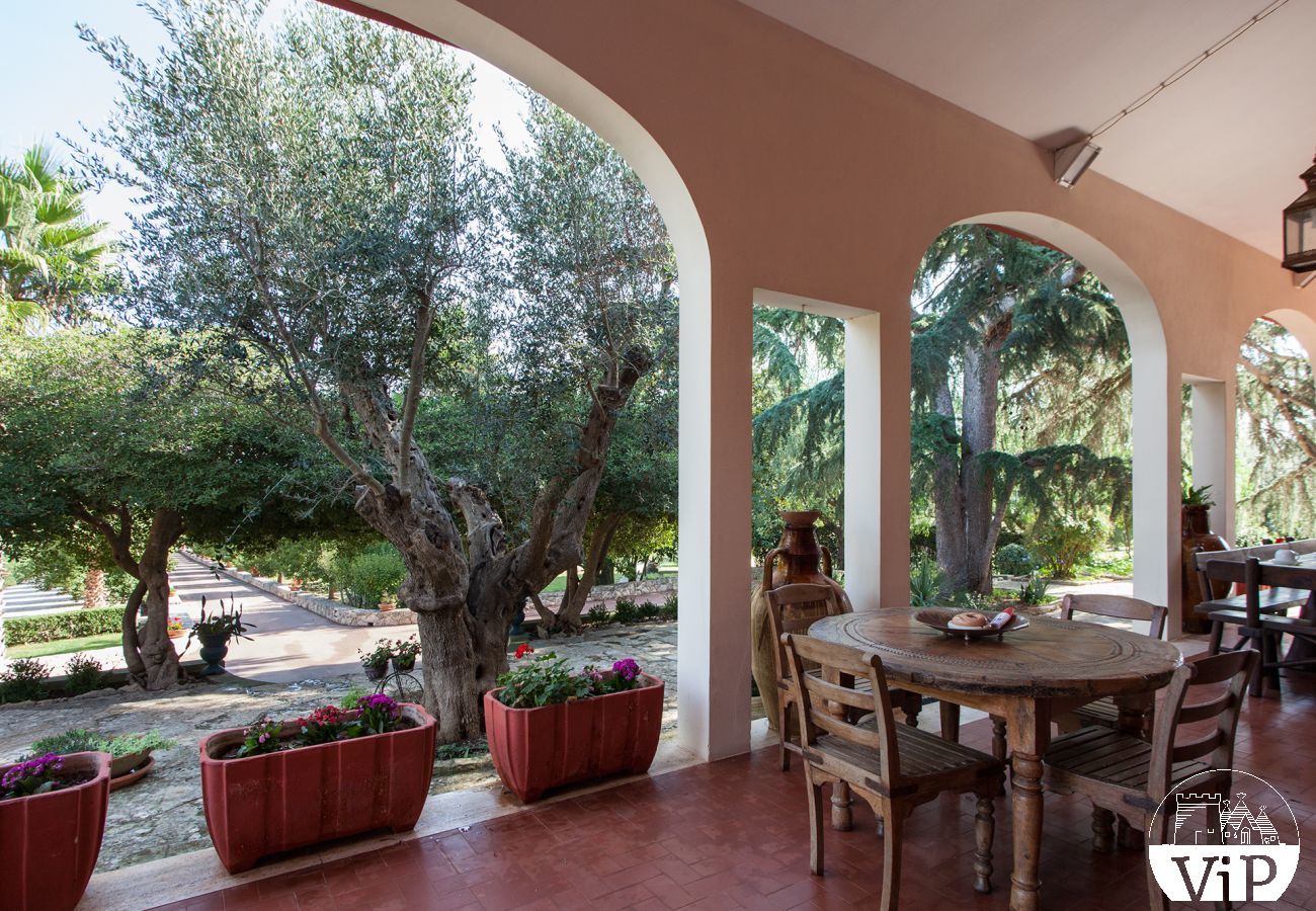 Villa a Galatina - Villa 6 camere e 6 bagni con piscina privata m880