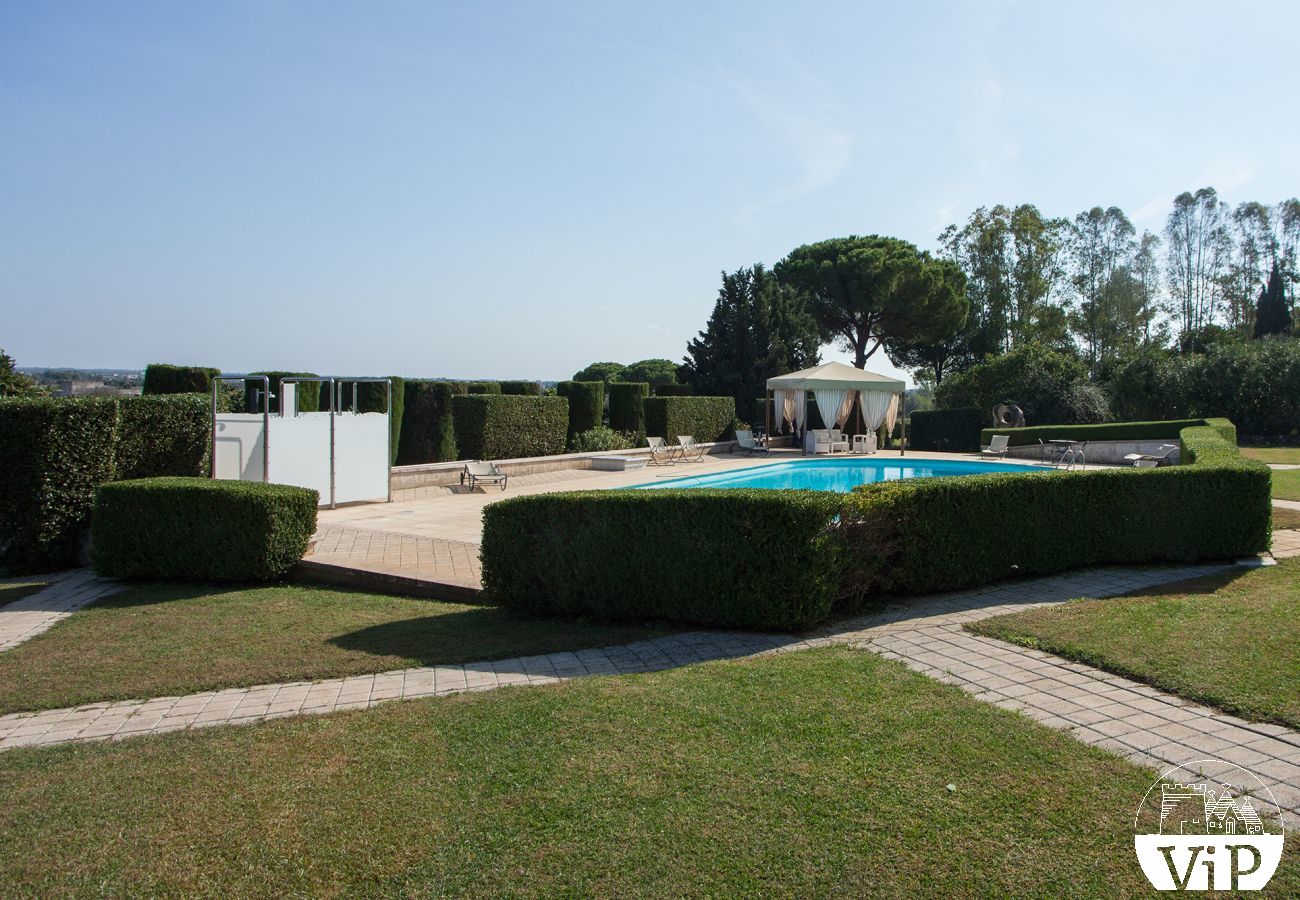Villa a Galatina - Villa 6 camere e 6 bagni con piscina privata m880