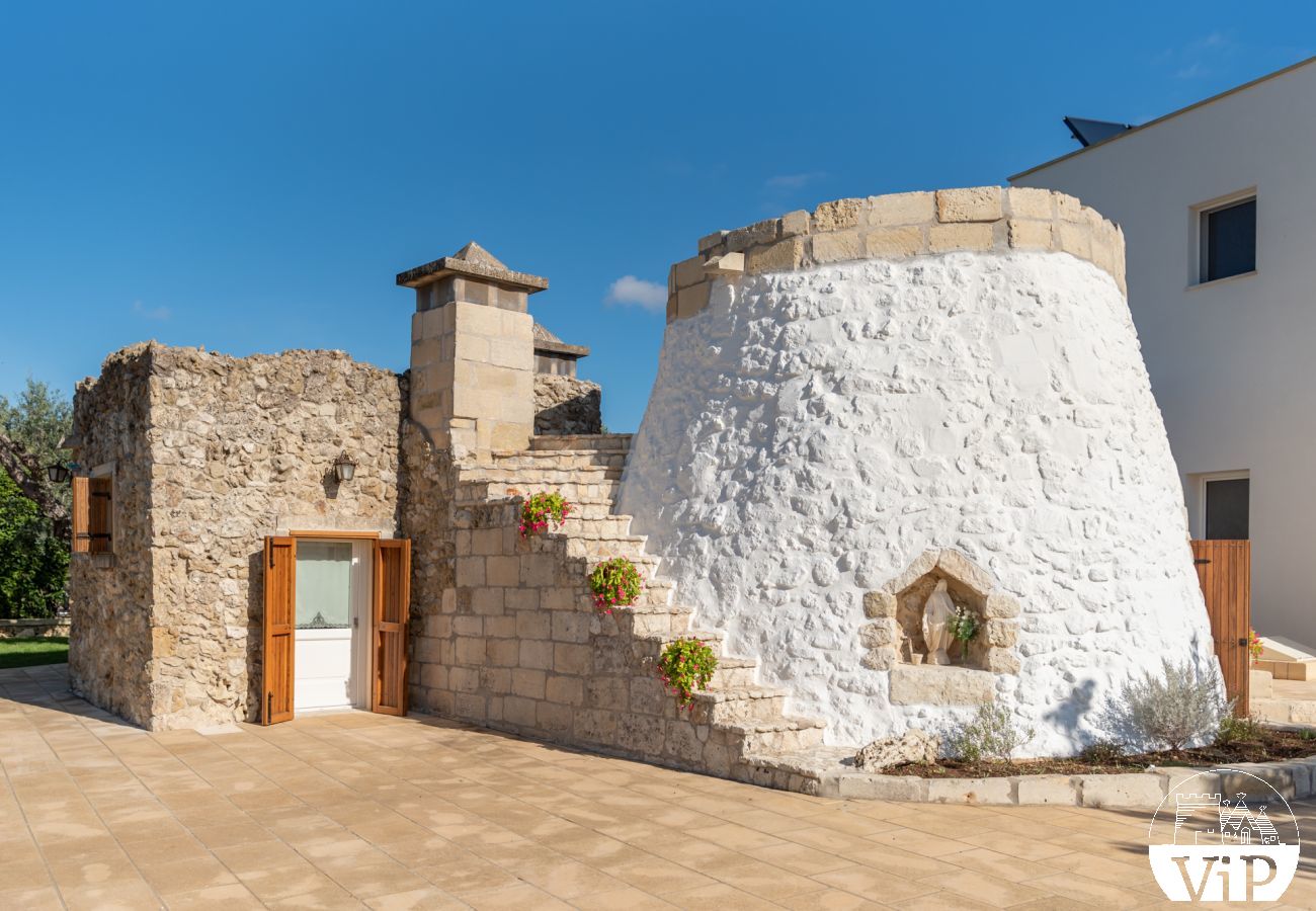 Villa a Castrignano de´ Greci - Villa piscina trullo vasca riscaldata 5 bagni m580