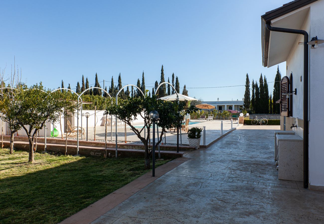 Villa a Poggiardo - Villa piscina idromassaggio borghi v330