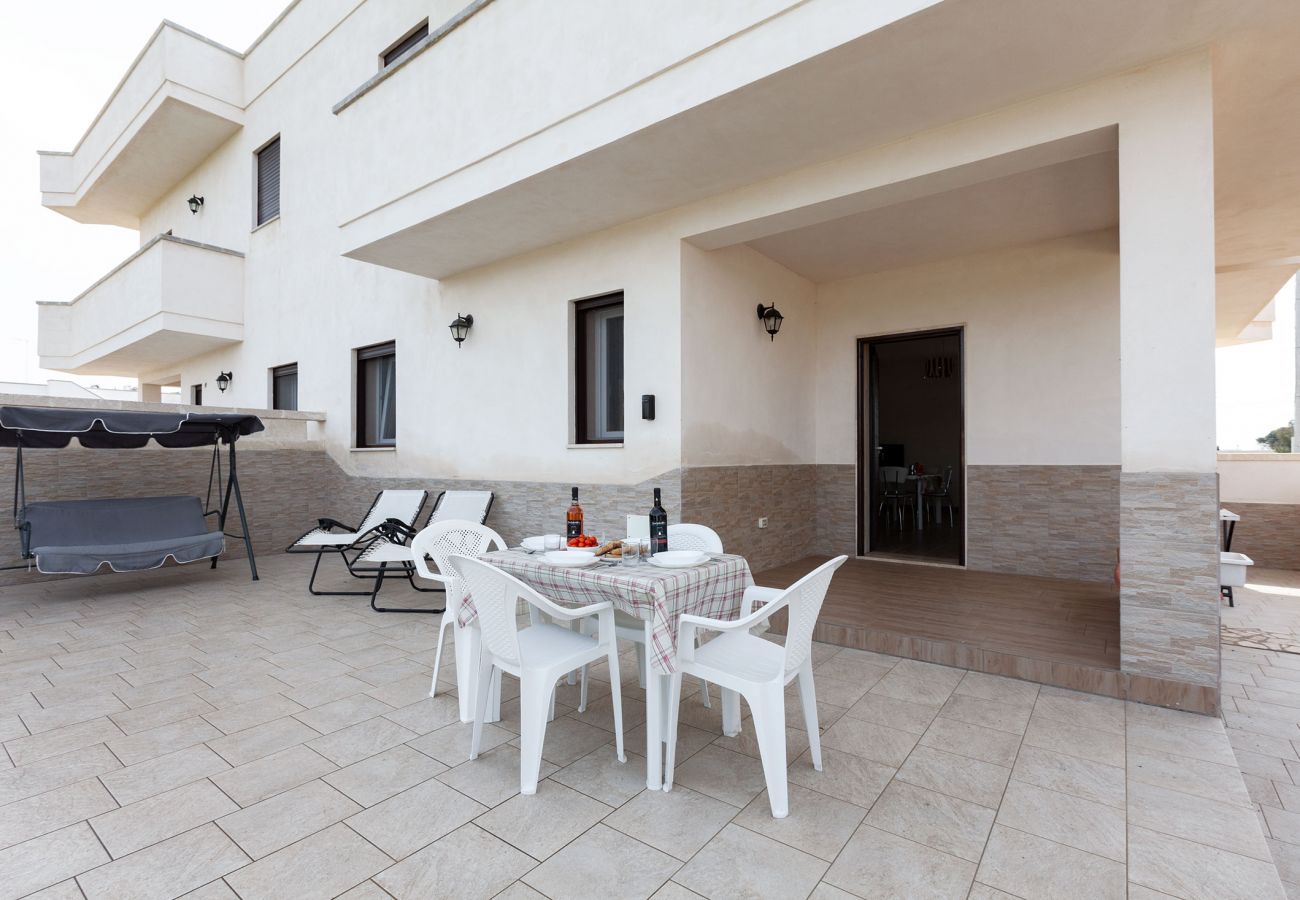 Appartamento a San Pietro in Bevagna - Casa con giardino al mare vicino spiaggia Ionica di San Pietro in Bevagna v271