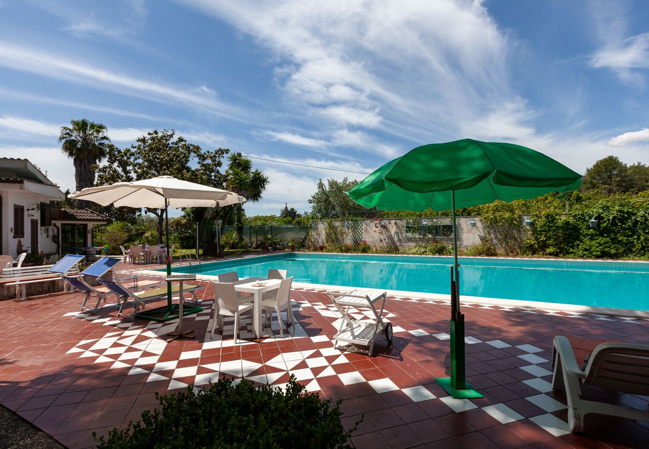 Villa a Oria - In Vendita villa ad Oria con piscina, 4 camere letto e 3 bagni v215