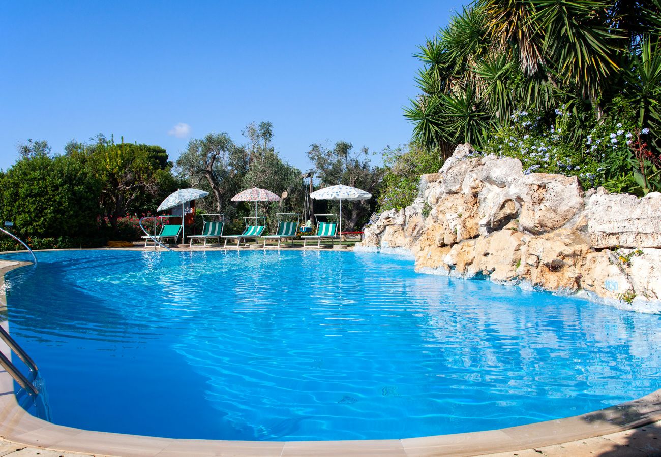 Villa a Neviano - Struttura ricettiva piscina giardino spiaggia v713