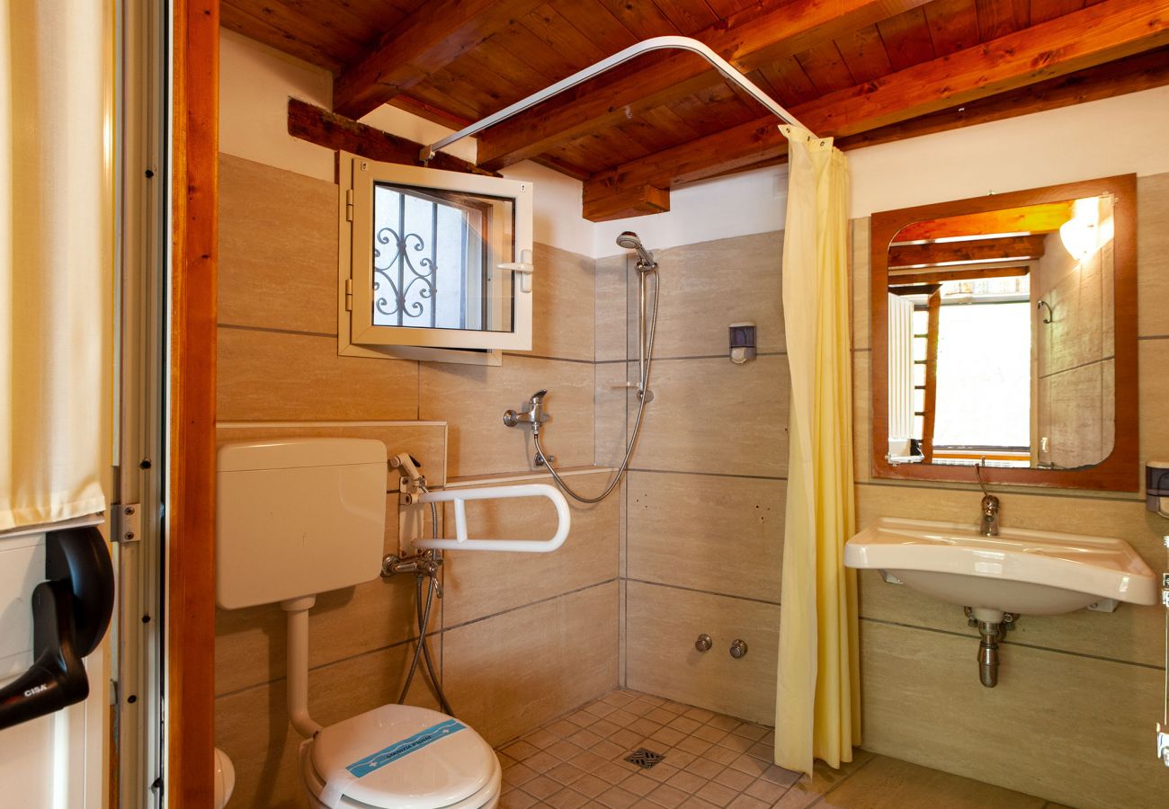 Villa a Neviano - Struttura ricettiva piscina giardino spiaggia v713