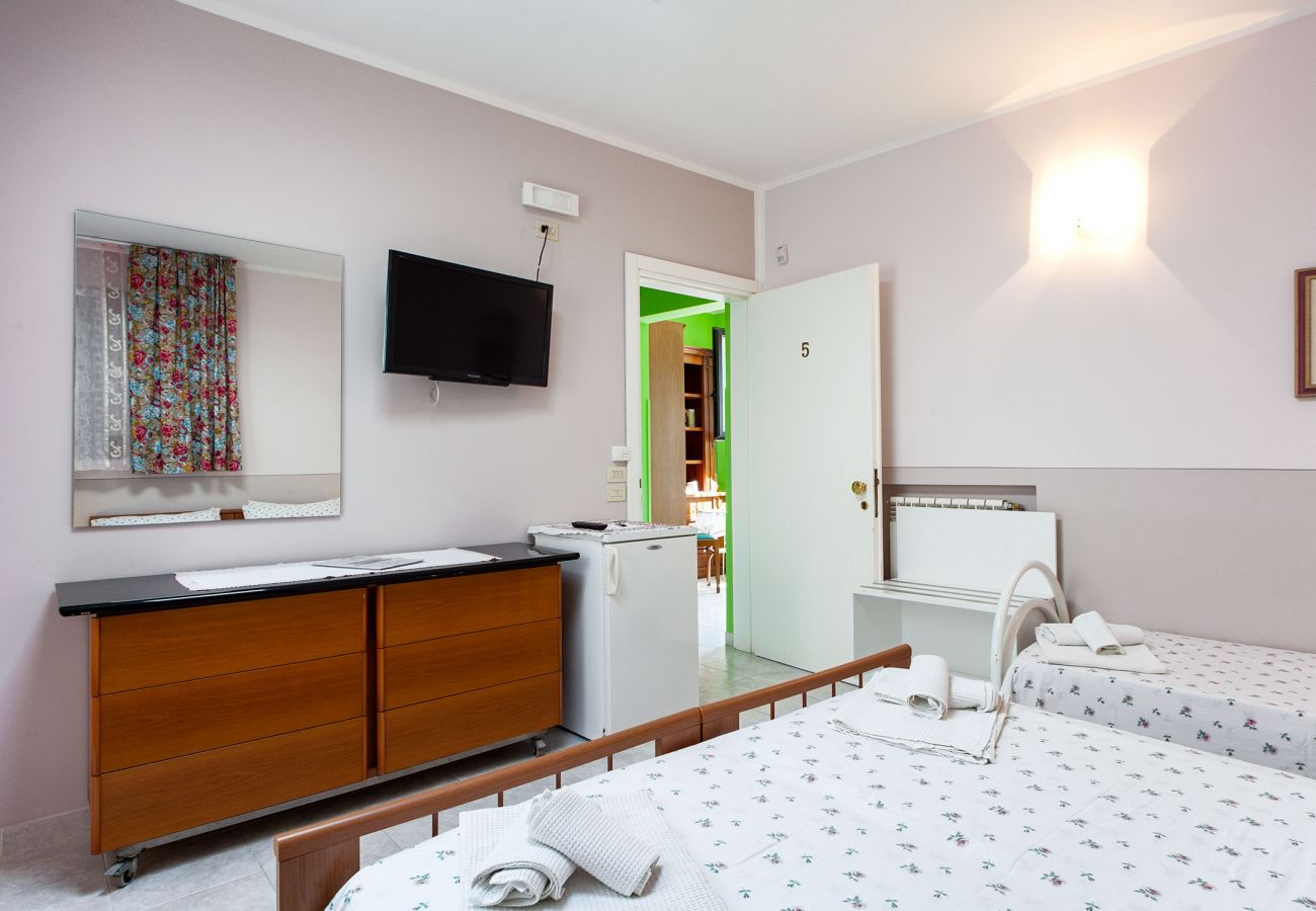 Villa a Neviano - Struttura ricettiva piscina giardino spiaggia v713