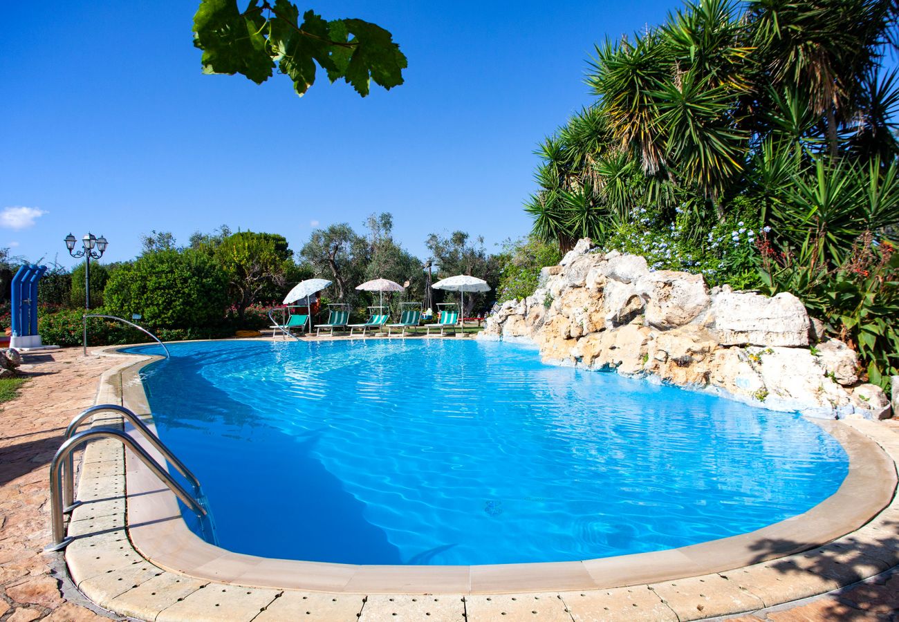 Villa a Neviano - Struttura ricettiva piscina giardino spiaggia v713