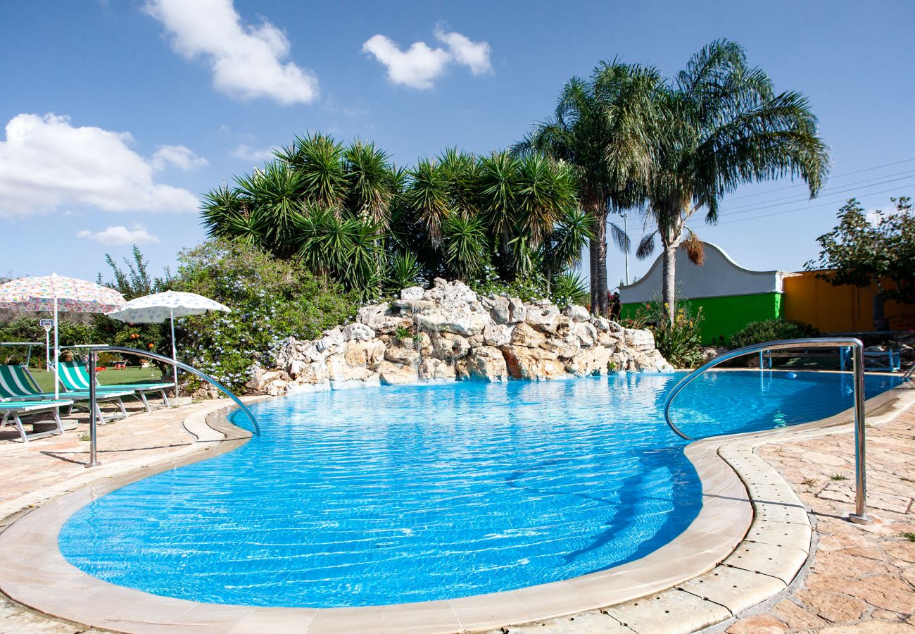 Villa a Neviano - Struttura ricettiva piscina giardino spiaggia v713