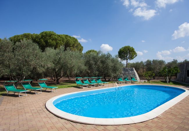 Villa a Corigliano d´Otranto - Tenuta storica con villa e villette, piscina ed affreschi v340