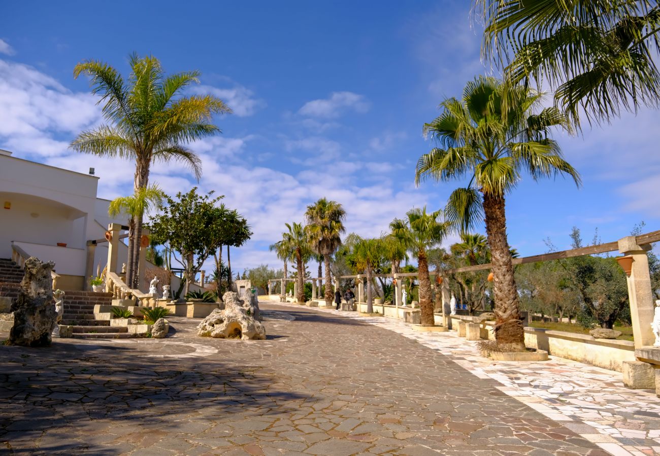 Villa a Carpignano Salentino - Occasione immobiliare:  eccezionale villa panoramica 6 camere e 4 bagni, v440