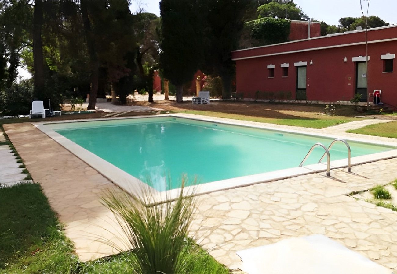 Agriturismo a Francavilla Fontana - Agriturismo camere piscine vigneto oliveto v500