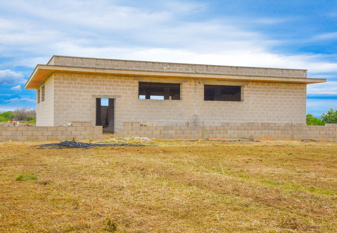 Casa rurale a Carpignano Salentino - Fabbricato rustico con giardino per realizzare villa piscina vicino paese v100