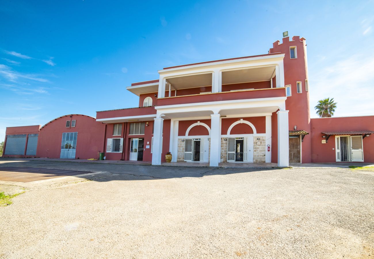 Agriturismo a Copertino - Tenuta Annibale–azienda vitivinicola Salento. v810