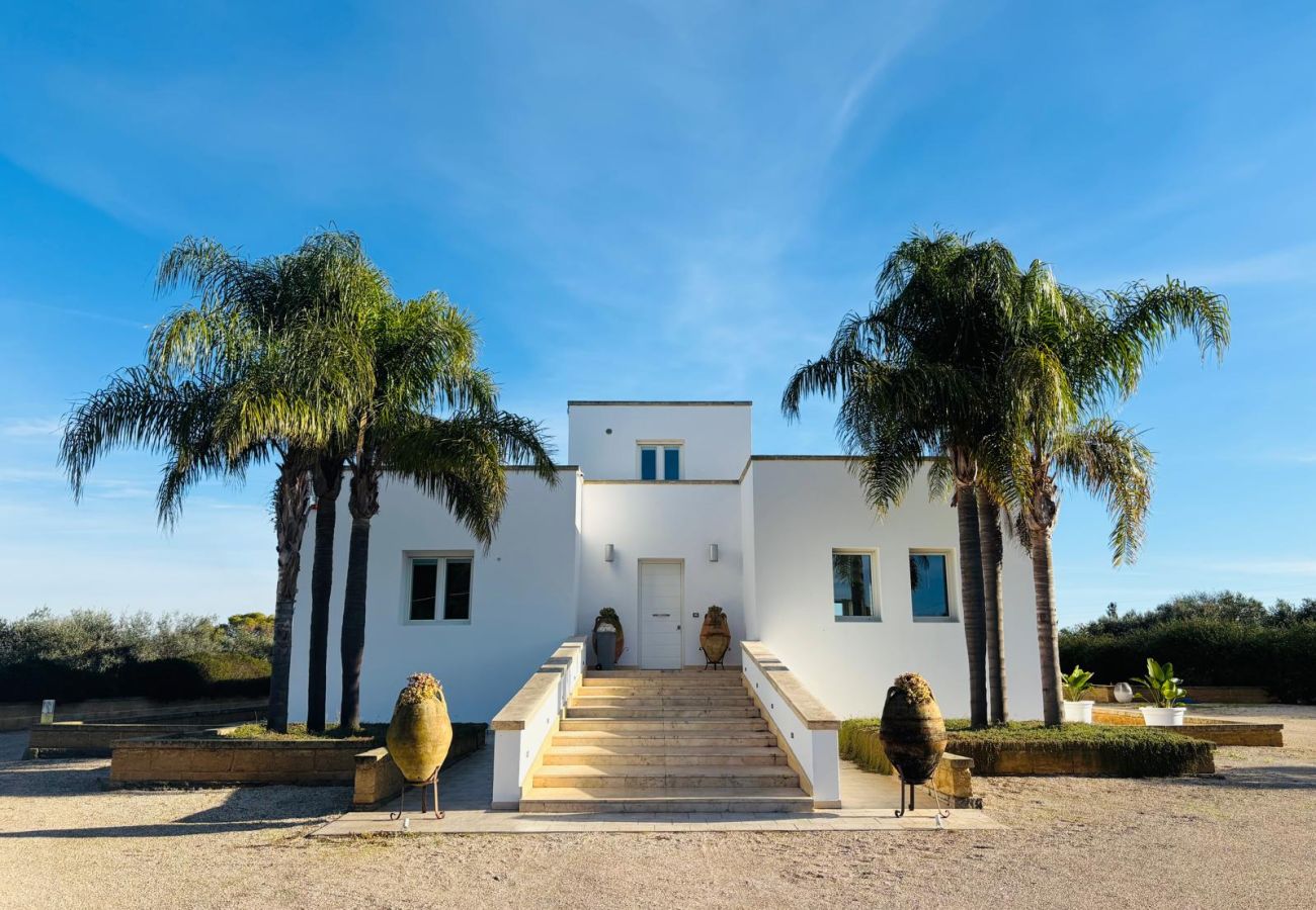Villa a Ugento - Pregiata villa con piscina, 9000 mq di verde V750