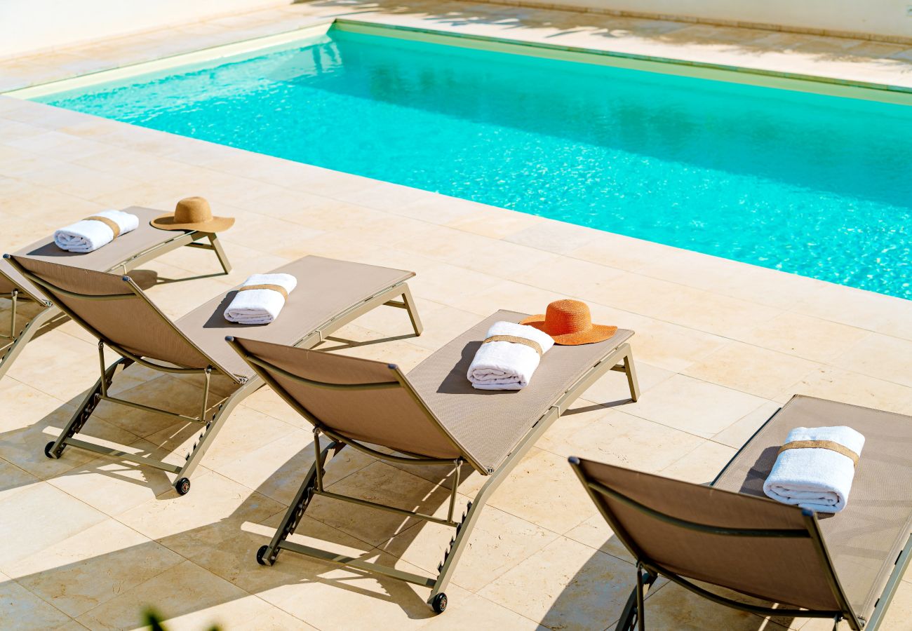 Villa a Ugento - Pregiata villa con piscina, 9000 mq di verde V750