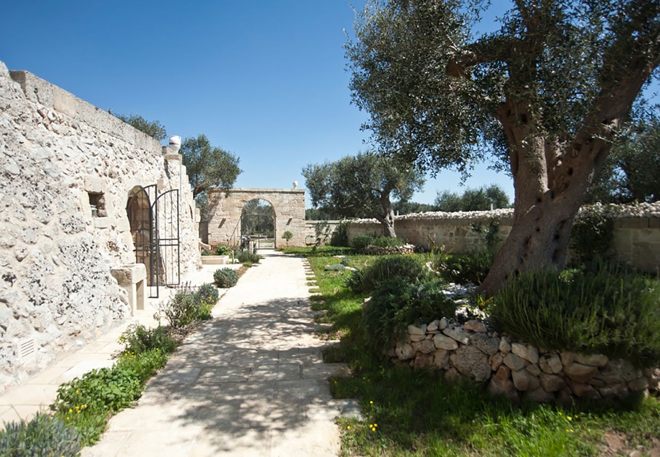 Villa in Carpignano Salentino - Exclusive and luxurious farmhouse in Puglia, with pool, 4 bedrooms, 6 bathrooms, sleeps 8 to 14 people, beach m595