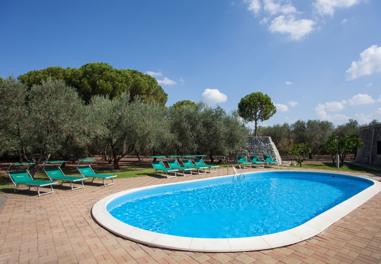 Villa in Corigliano d´Otranto - Holiday villa with swimming pool in the Salento countryside for groups, 9 bedrooms and 7 bathrooms m340