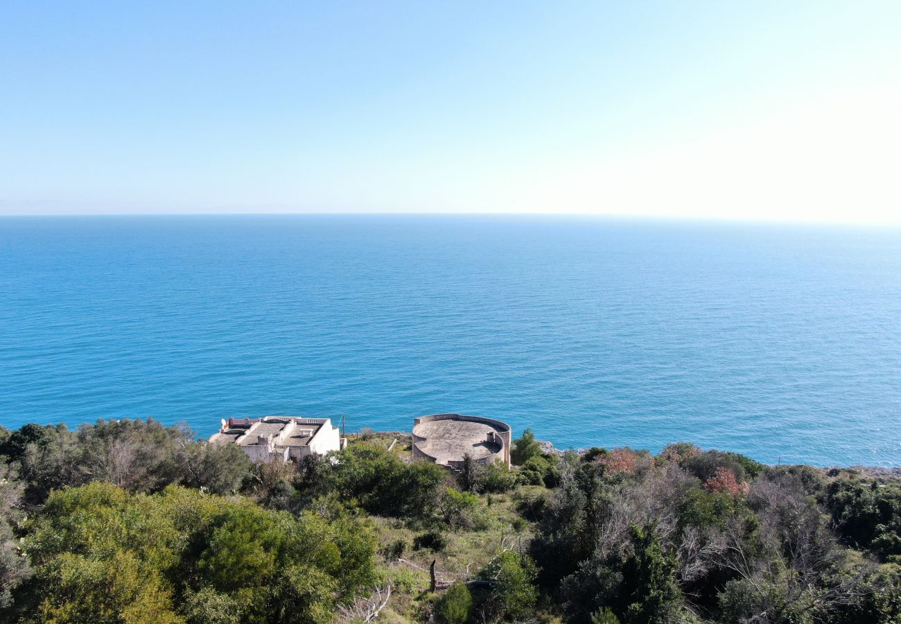 Villa/Dettached house in Andrano - Property with sea view 3 pajare to restructure v123