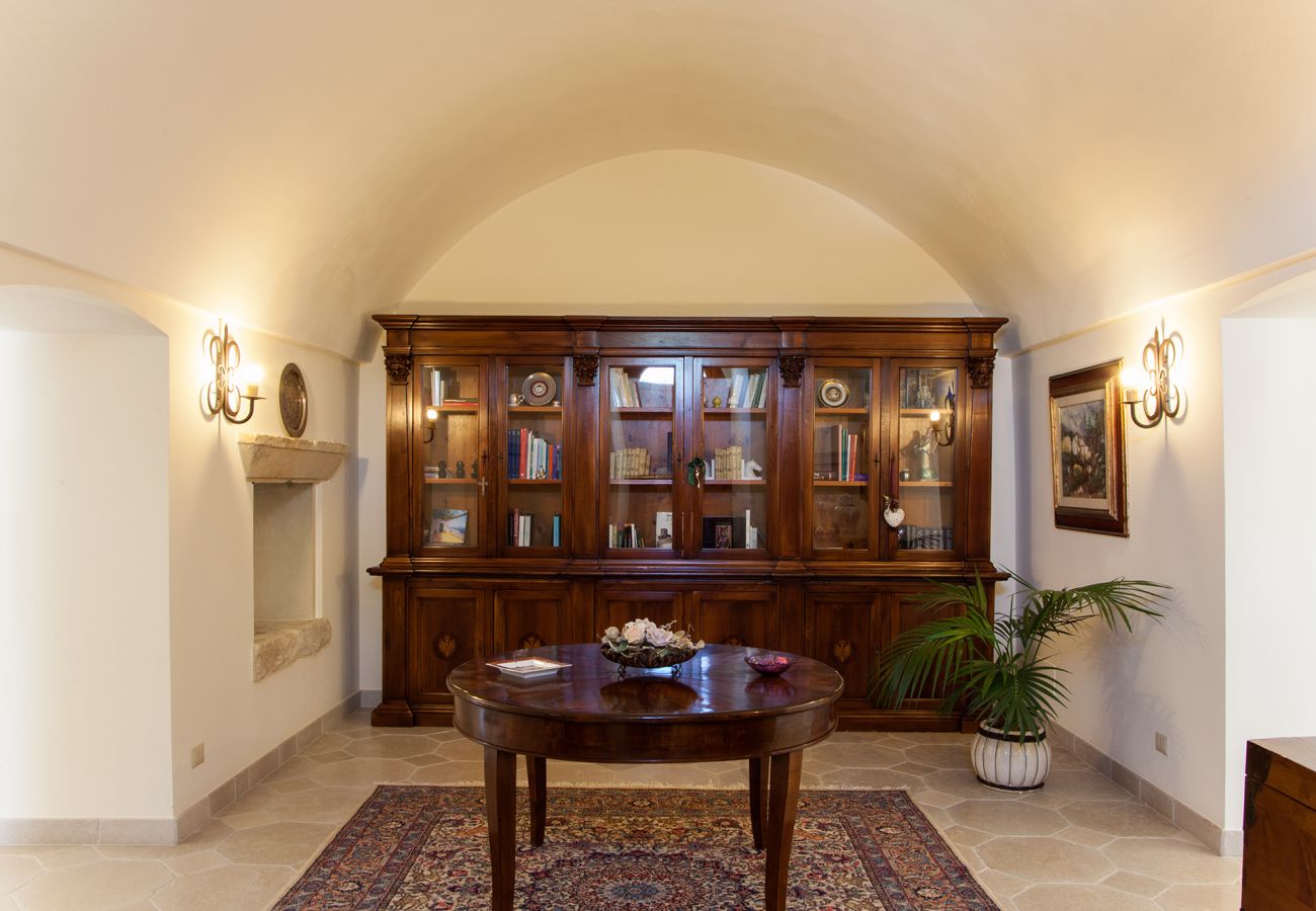 Villa/Dettached house in Galatina - 19th-century villa with large pool and garden v800