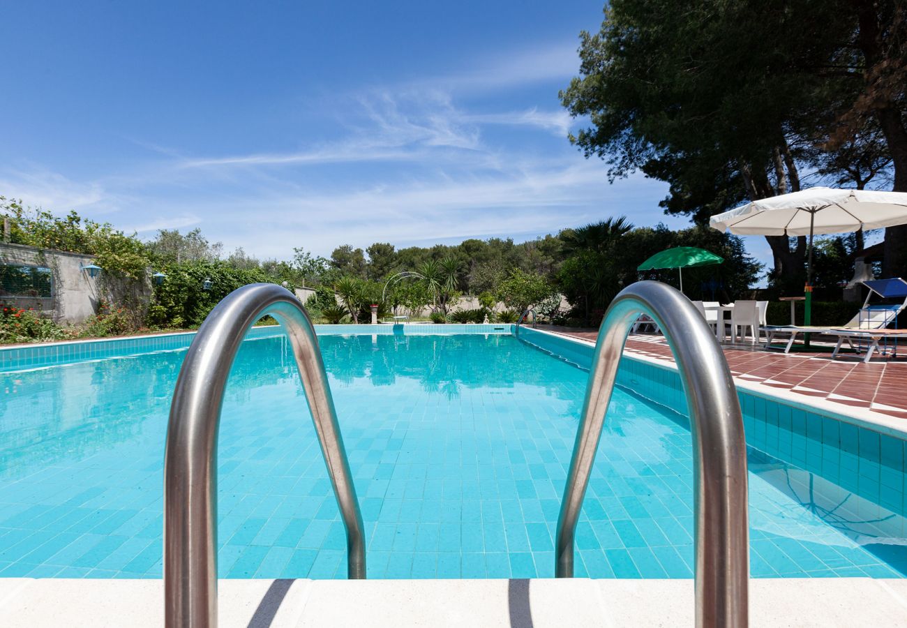 Villa/Dettached house in Oria - Villa grandissima piscina e verde giardino v215