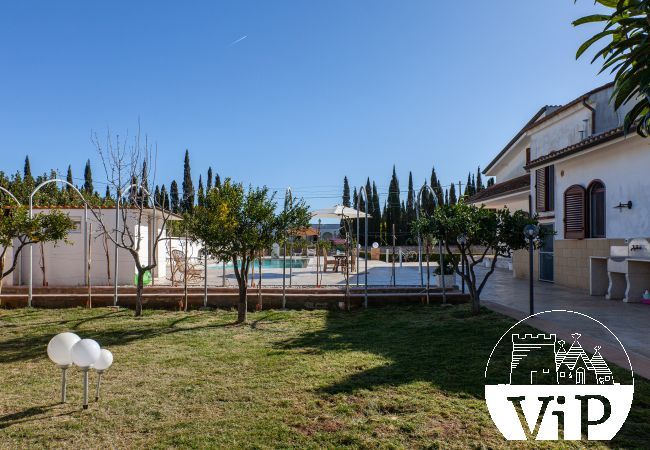 Villa in Poggiardo - Beautiful villa, swimming pool with massage jets, m330