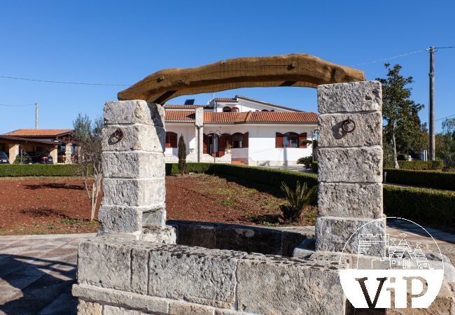 Villa in Poggiardo - Beautiful villa, swimming pool with massage jets, m330