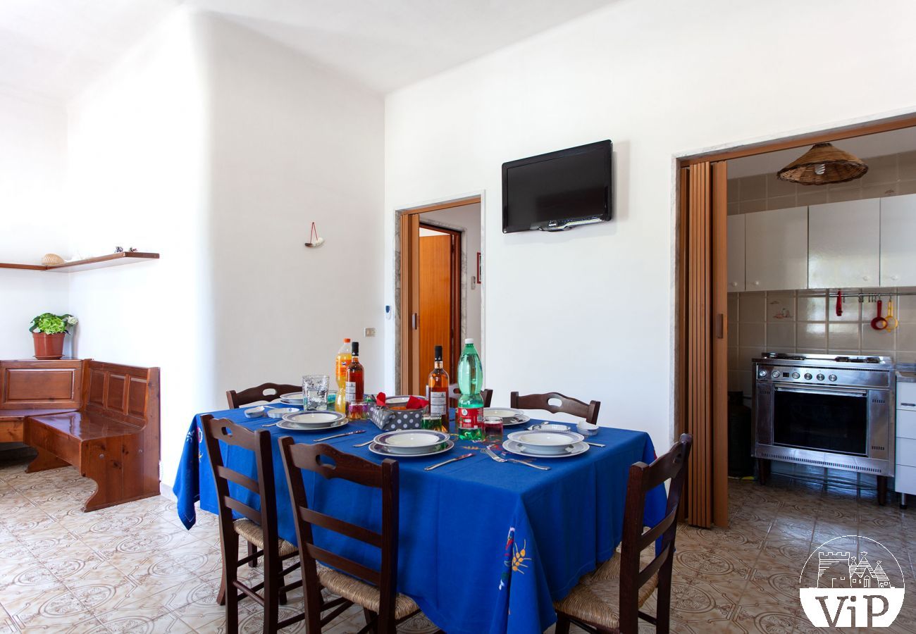 House in Torre Chianca - Holiday villa with large courtyard in front of the beach 3 bedrooms m730