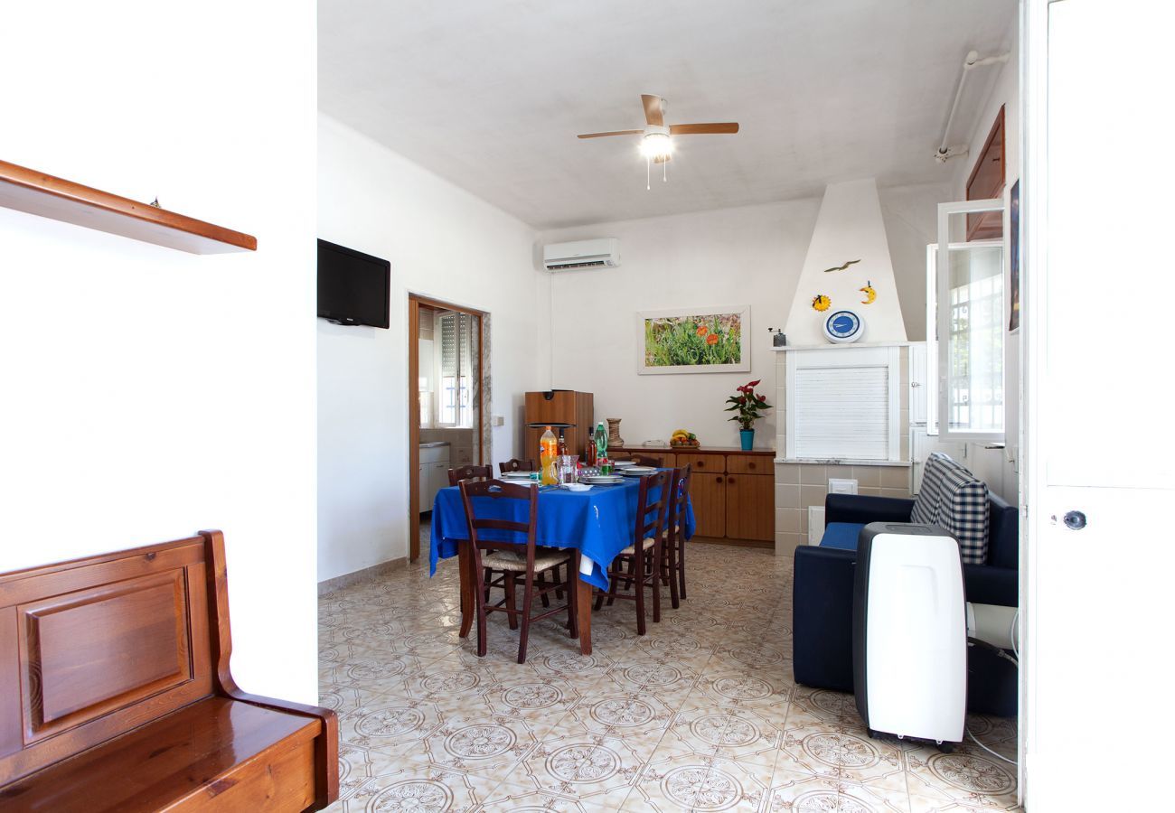 House in Torre Chianca - Holiday villa with large courtyard in front of the beach 3 bedrooms m730