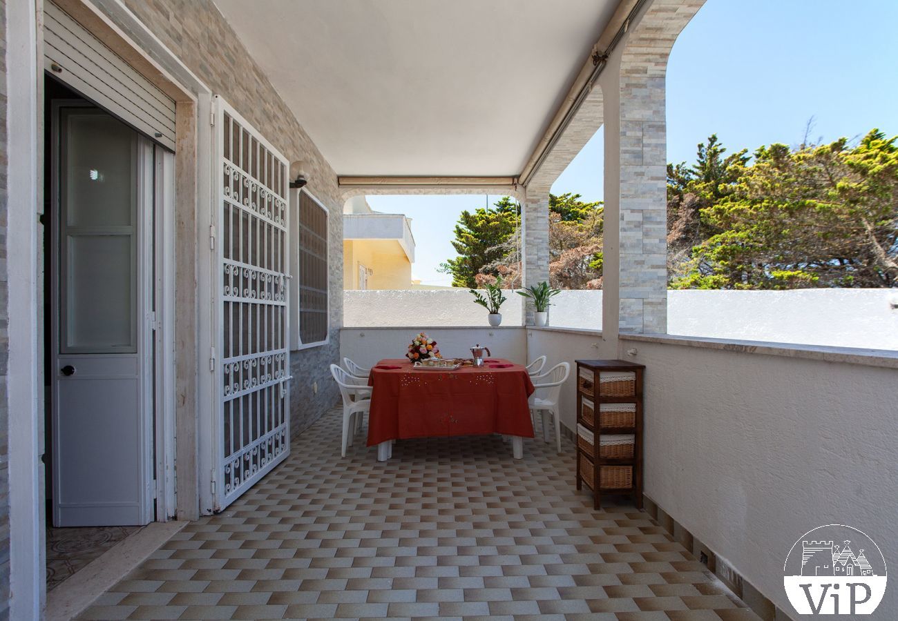 House in Torre Chianca - Holiday villa with large courtyard in front of the beach 3 bedrooms m730