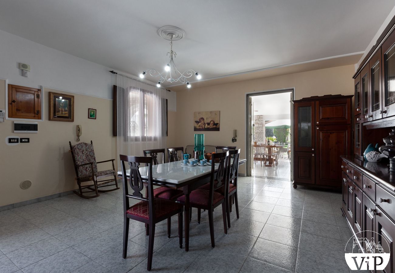 House in Spiaggiabella - Villa with garden and children's pool, near beach, 5 bedrooms and 4 bathrooms, m707