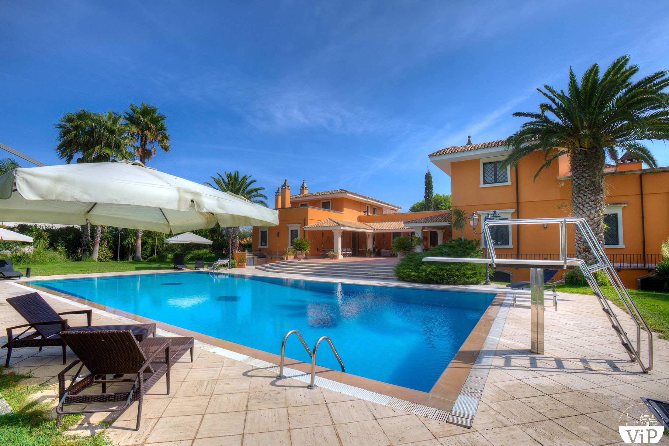 Villa 8 / 10p. Indoor swimming pool, in a golf residence, tennis