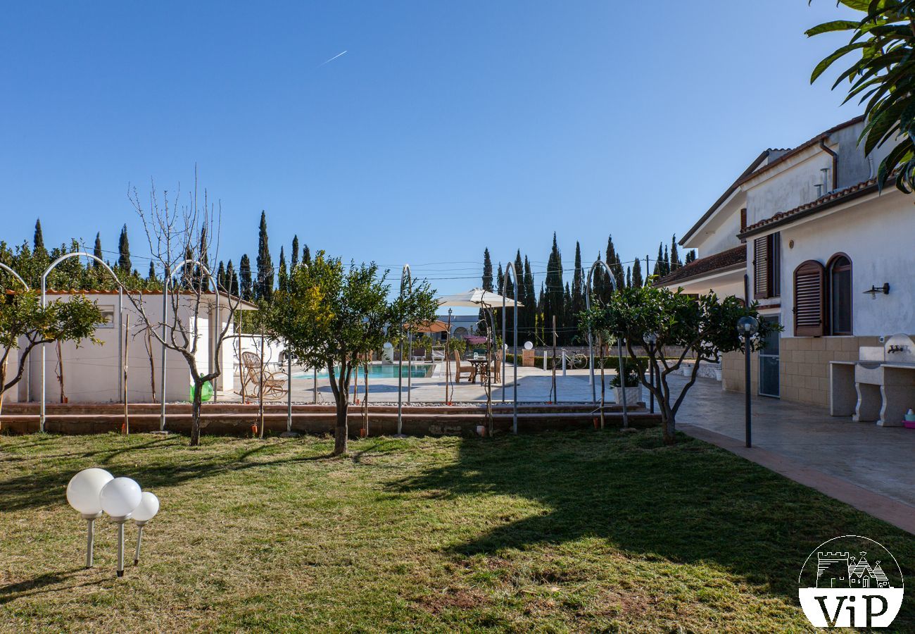 Villa in Poggiardo - Beautiful villa, swimming pool with massage jets, m330