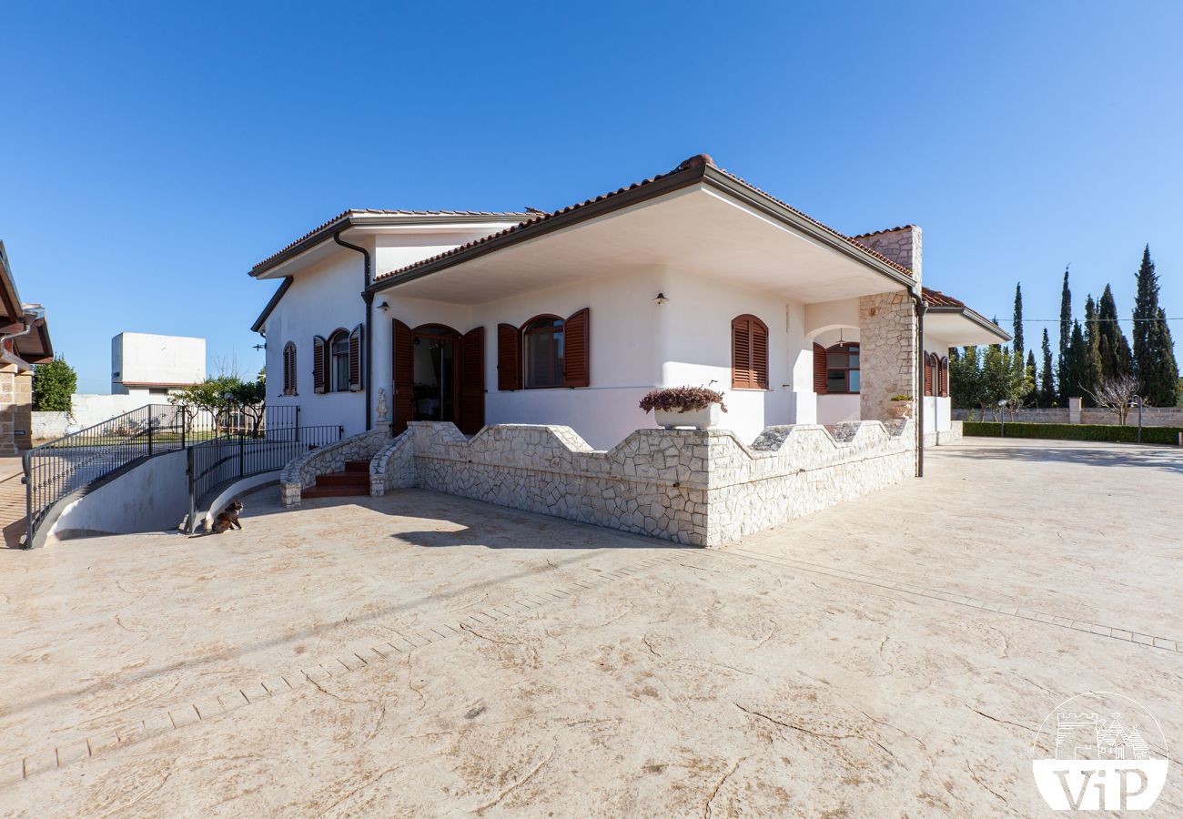 Villa in Poggiardo - Beautiful villa, swimming pool with massage jets, m330