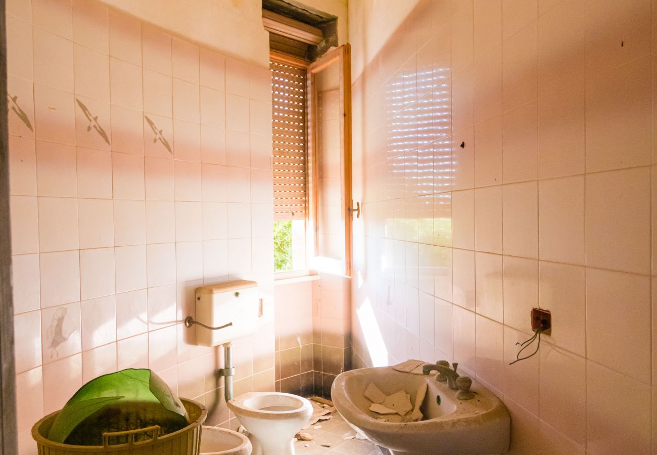 Villa/Dettached house in Andrano - Property with sea view 3 pajare to restructure v123