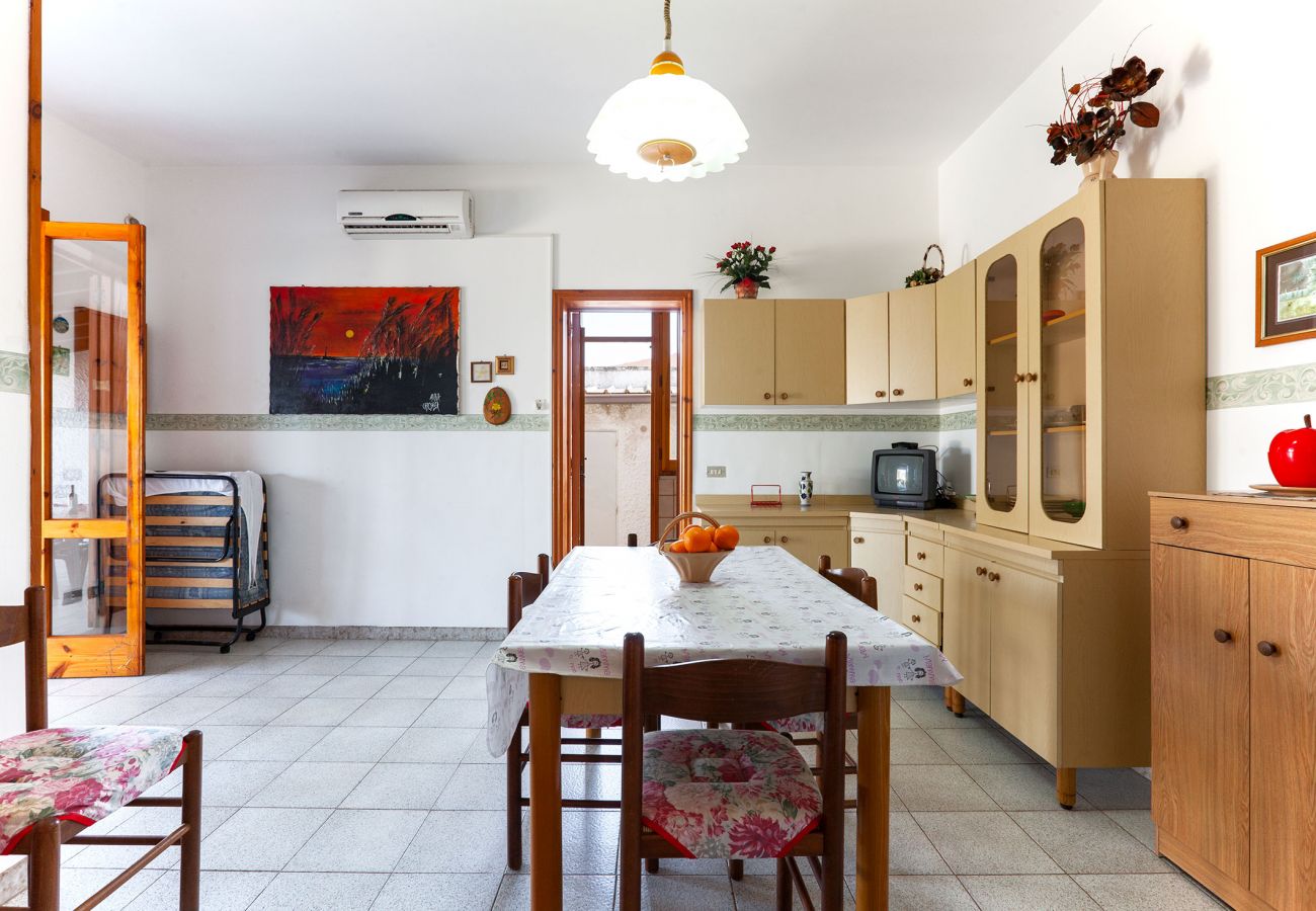 House in Torre dell´Orso - 2-bedroom villetta with garden v198