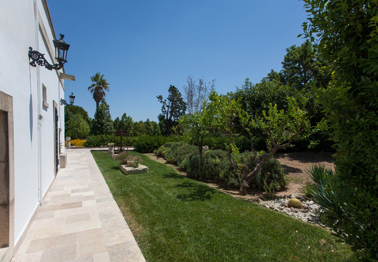 Villa/Dettached house in Galatina - 19th-century villa with large pool and garden v800