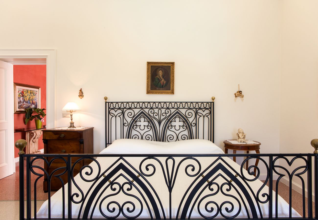 Villa/Dettached house in Galatina - 19th-century villa with large pool and garden v800