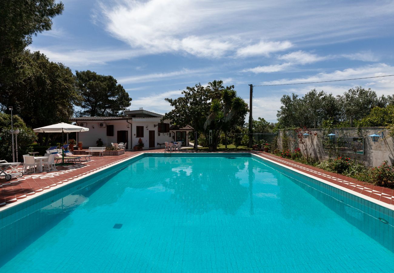 Villa/Dettached house in Oria - For Sale villa in Oria with swimming pool, 4 bed- and 3 bathrooms v215