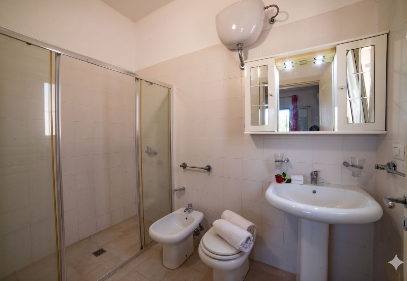 Villa/Dettached house in Spiaggiabella - Villa Spiaggiabella via Itaca, all in order v705