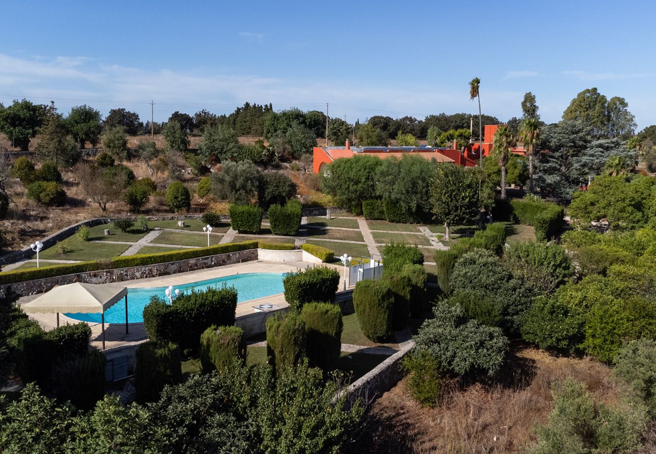 Villa/Dettached house in Galatina - Villa grande giardino, piscina, 6 camere v880