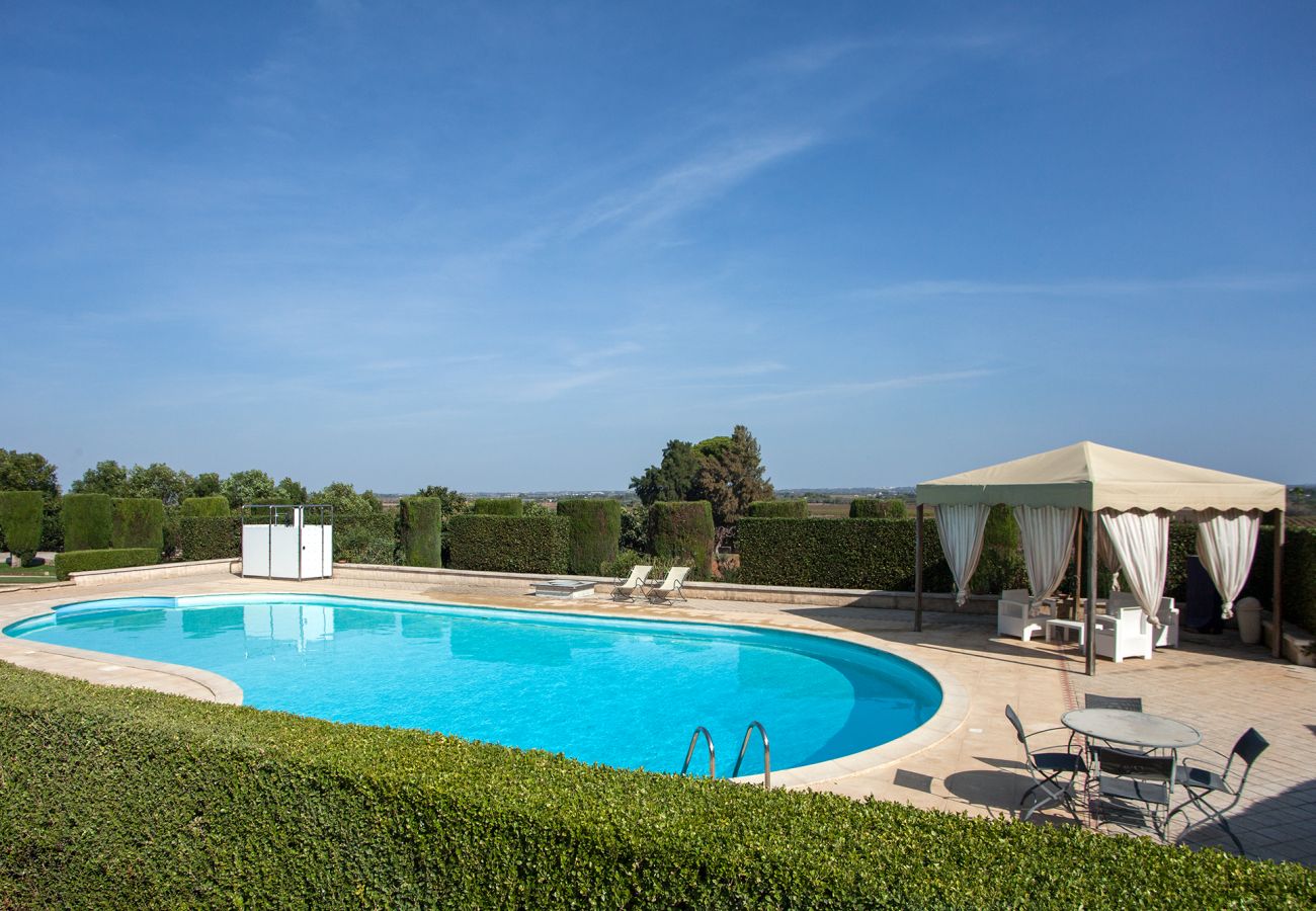 Villa/Dettached house in Galatina - Villa grande giardino, piscina, 6 camere v880