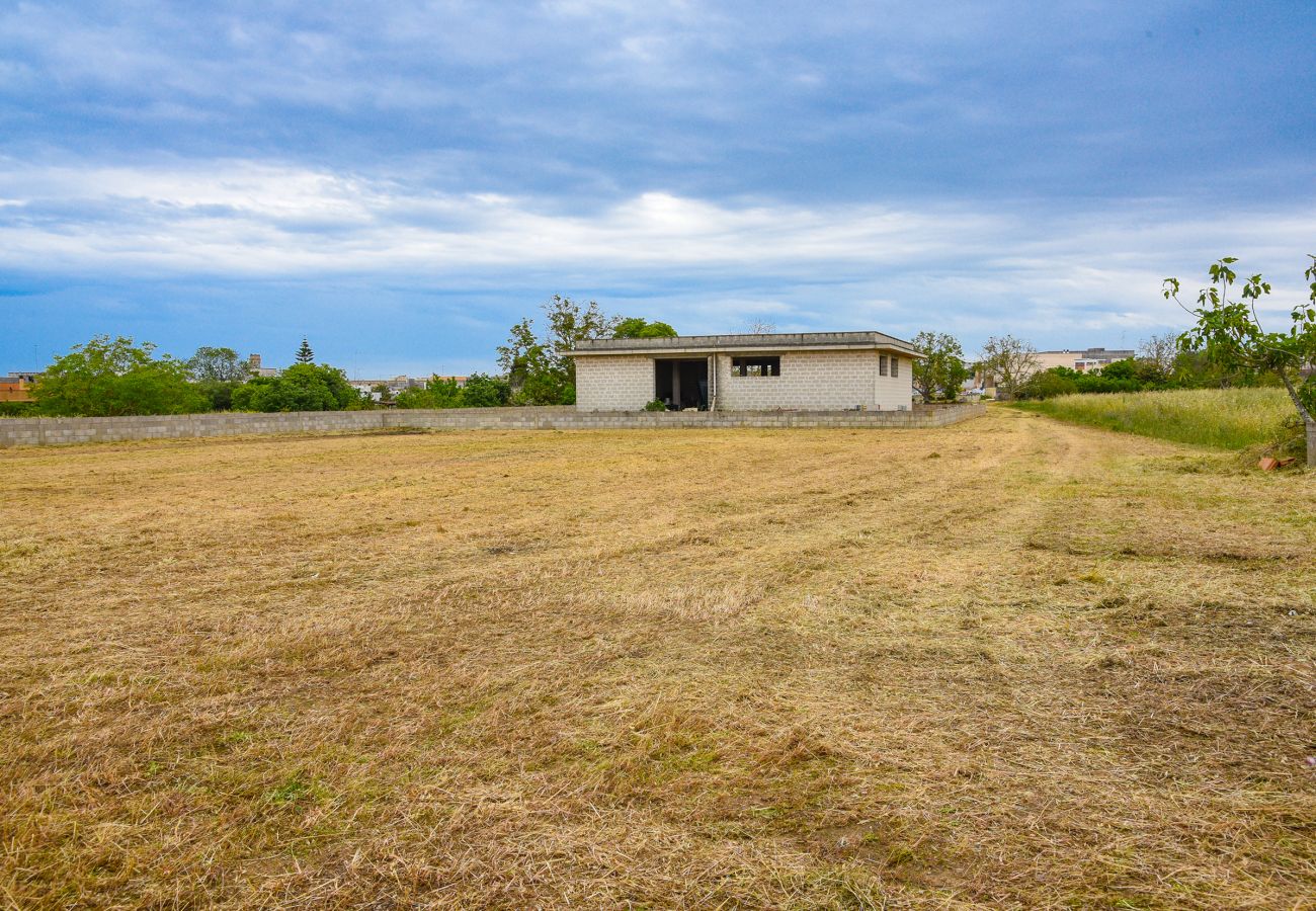 Cottage in Carpignano Salentino - Rustic building with garden to create a villa with a swimming pool near town v100