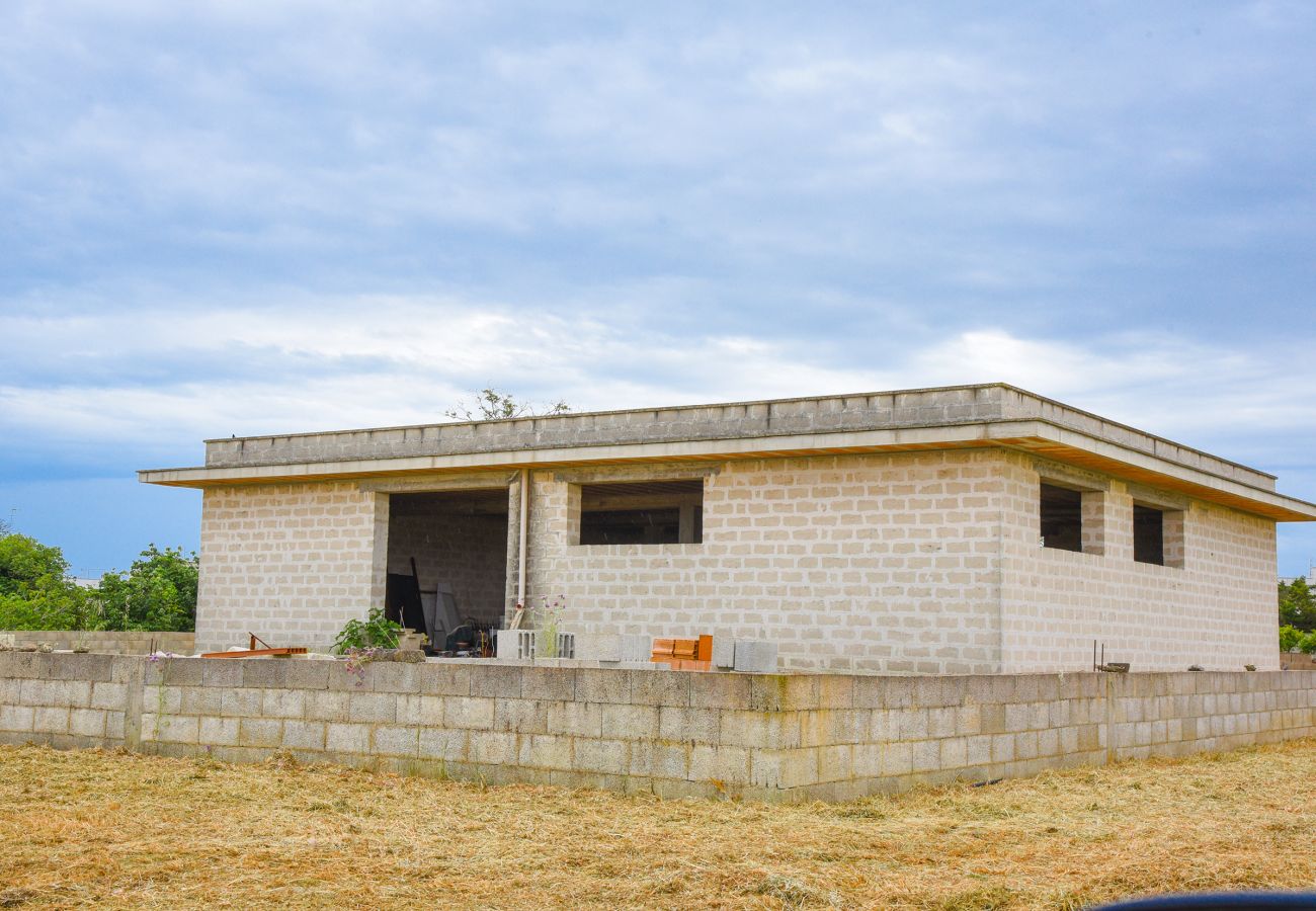Cottage in Carpignano Salentino - Rustic building with garden to create a villa with a swimming pool near town v100