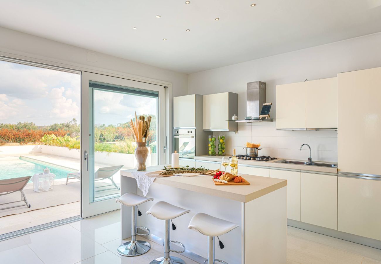 Villa/Dettached house in Ugento - Prestigious villa with swimming pool and large garden (v750)