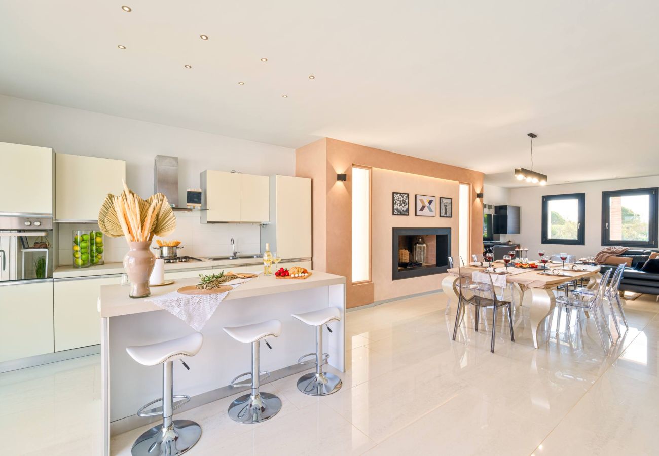 Villa/Dettached house in Ugento - Prestigious villa with swimming pool and large garden (v750)