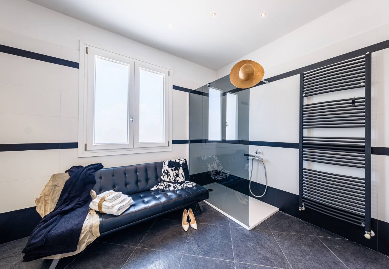 Villa/Dettached house in Ugento - Prestigious villa with swimming pool and large garden (v750)