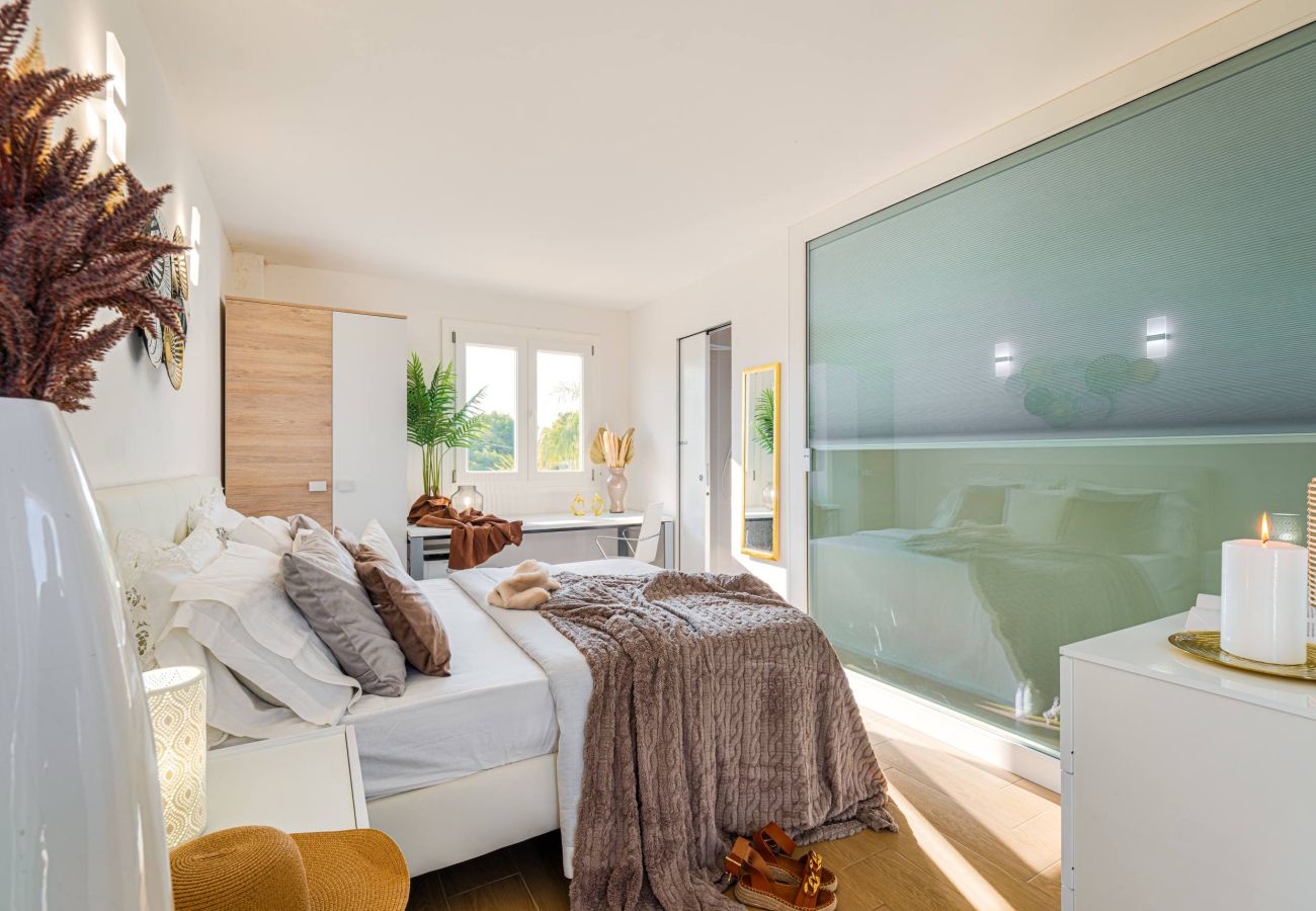 Villa/Dettached house in Ugento - Prestigious villa with swimming pool and large garden (v750)